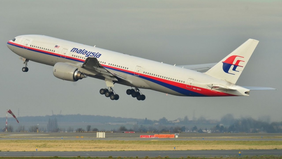 Boeing 777, który uległ katastrofie. Zdjęcie wykonano na lotnisku w Paryżu w grudniu 2011 roku. źródło: pl.wikipedia.org/wiki/Zaginięcie_lotu_Malaysia