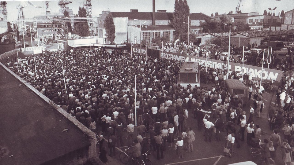 Strajk w Stoczni Szczecińskiej im. Adolfa Warskiego, 18 sierpnia 1980 r. Fot. www.wikipedia.org / Stefan Cieślak