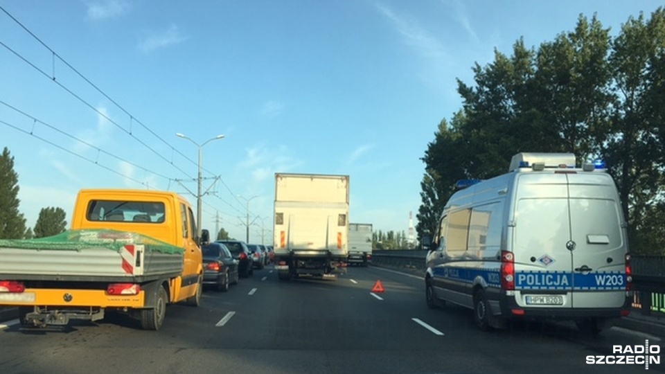 Poważne utrudnienia w ruchu w kieurnku centrum Szczecina. Fot. Dariusz Trząsalski [Radio Szczecin]