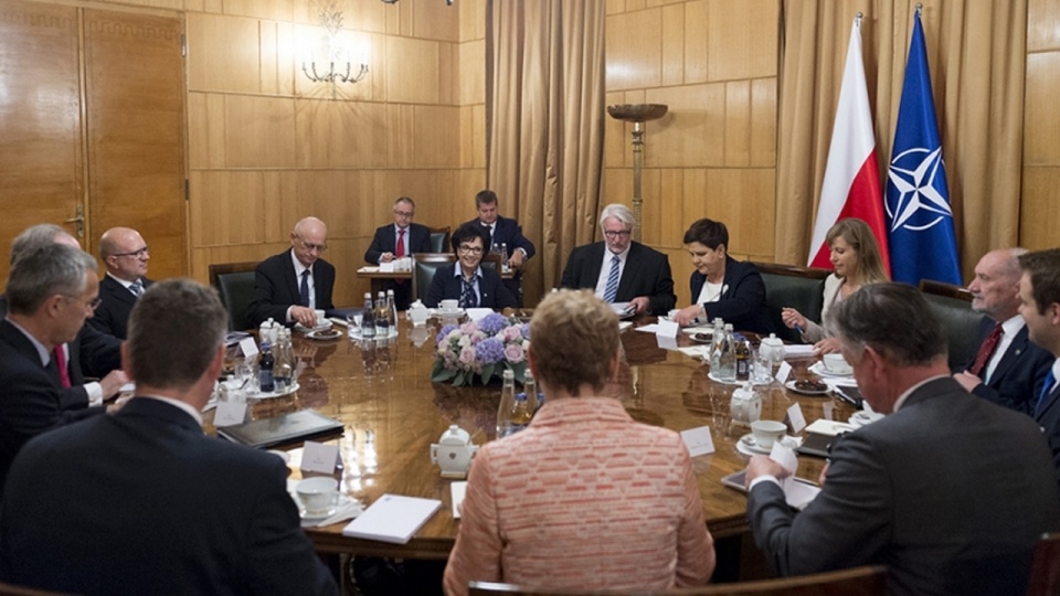 Spotkanie premier Beaty Szydło z sekretarzem generalnym NATO Jensem Stoltenbergiem. Fot. Fot. P. Tracz / KPRM, źródło: www.www.premier.gov.pl