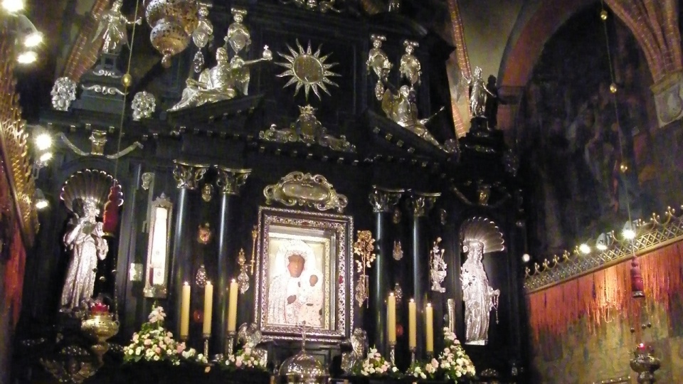 Widok na ołtarz główny w Kaplicy z Obrazem Matki Boskiej Częstochowskiej. Źródło fot.: www.pl.wikipedia.org/Aneta Lazurek