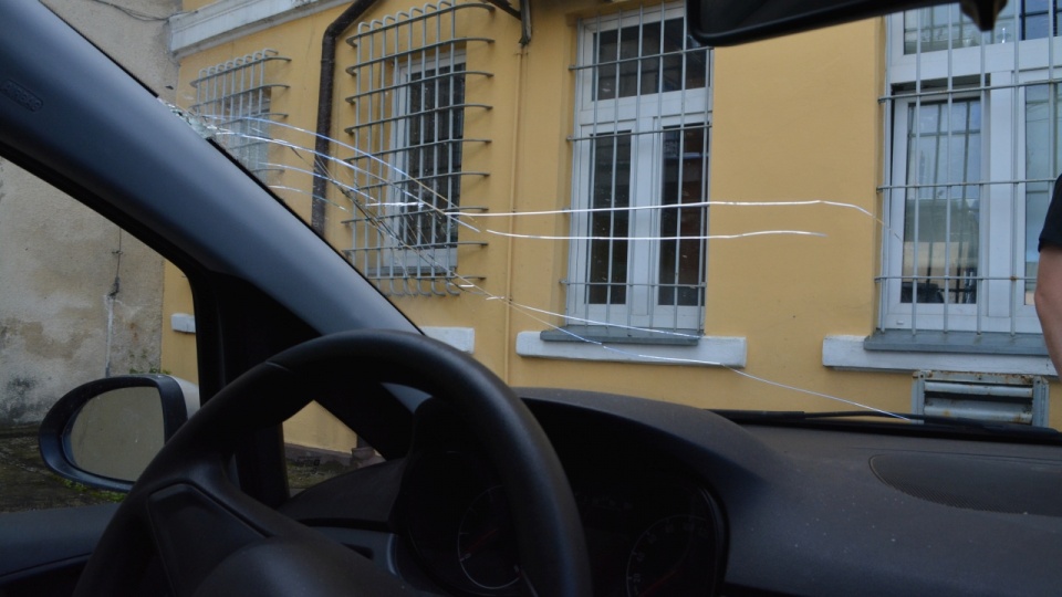 Trzy miesiące w areszcie spędzi mieszkaniec Trzebiatowa, który siekierą zdemolował radiowóz. Fot. KPP w Gryficach.