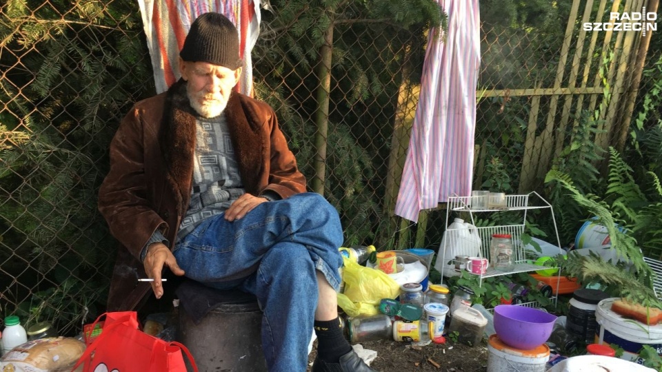 Bezdomny mieszkający przy ulicy Arkońskiej. Fot. Tomasz Duklanowski [Radio Szczecin]
