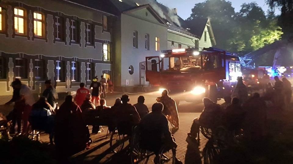 Specjalna komisja oszacuje czy zniszczone w pożarze skrzydło domu pomocy społecznej nadaje się do ponownego zamieszkania. Fot. Grzegorz Galant