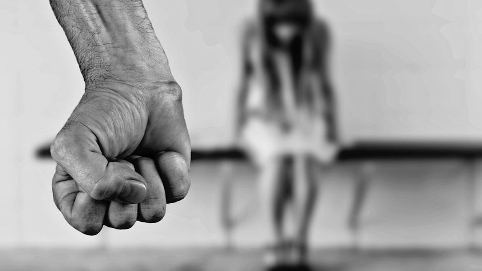 Prokurator skierował do sądu akt oskarżenia przeciwko Bernardowi O., stosującemu przemoc domową. Na wniosek prokuratora sąd umieścił mężczyznę w areszcie tymczasowym. Fot. pixabay.com/pl/-1131143 (domena publiczna)