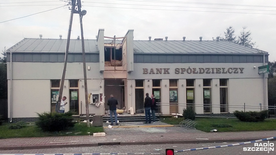 - Sprawcy wysadzili drzwi, dostali się do środka i usunęli ścianę bankomatu, zabierając stamtąd, nieustaloną jeszcze, kwotę pieniędzy - relacjonuje Pałaszewska. Fot. Słuchacz Irek