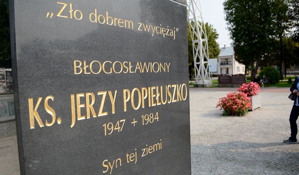 Uroczystości rozpoczęły się w południe przed pomnikiem księdza Jerzego Popiełuszki. Źródło fot.: www.twitter.com/mswia_gov_pl