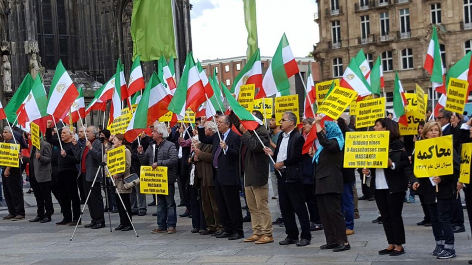 Manifestacja Kurdów w Kolonii. Fot. twitter.com/toloepirozi