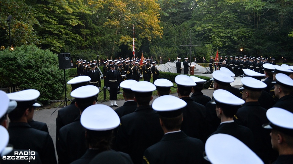 Apel poległych przy pomniku "Tym, którzy nie powrócili z morza". Fot. Łukasz Szełemej [Radio Szczecin]