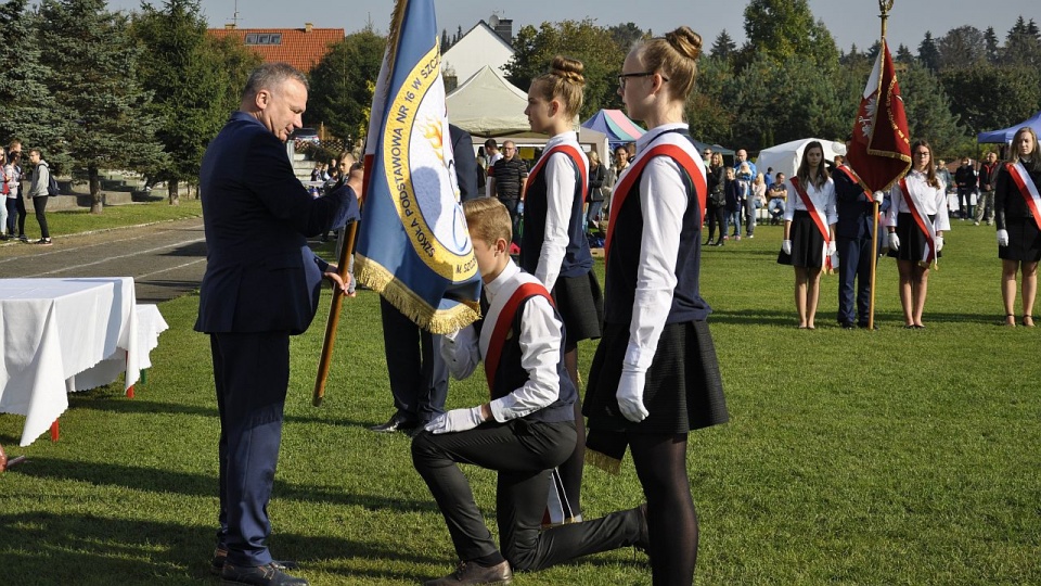 Z tej okazji szkoła otrzymała nowy sztandar, a uczniowie, rodzice i nauczyciele wzięli udział w rodzinnym festynie, oczywiście z udziałem olimpijczyków. Fot. Marek Borowiec [Radio Szczecin]