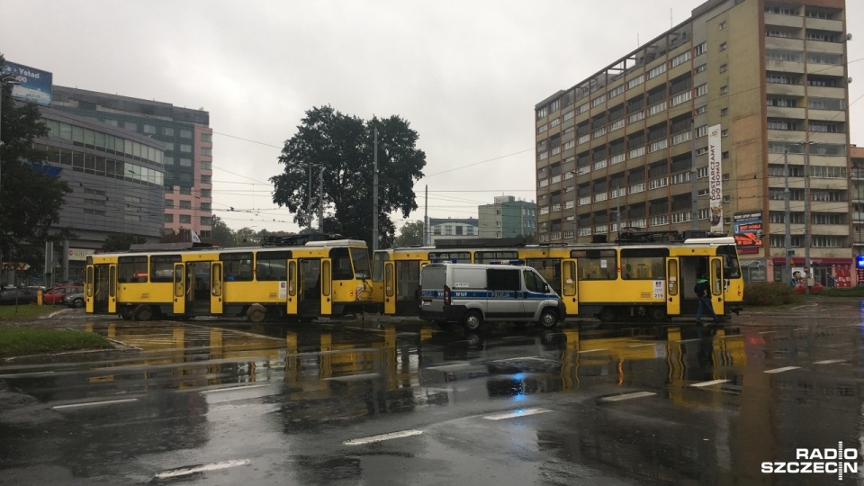 Tramwaj linii nr 12 wypadł z szyn na placu Rodła w Szczecinie. Fot. Dawid Siwek [Radio Szczecin]