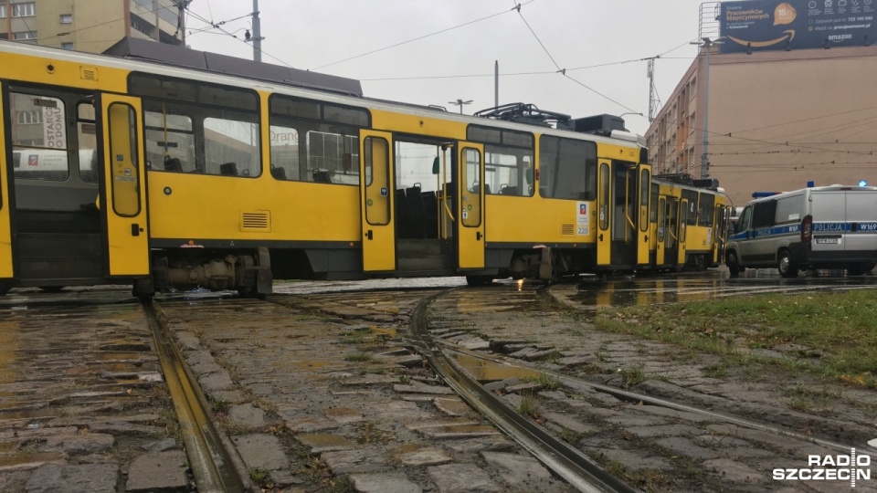 Tramwaj linii nr 12 wypadł z szyn na placu Rodła w Szczecinie. Fot. Dawid Siwek [Radio Szczecin]