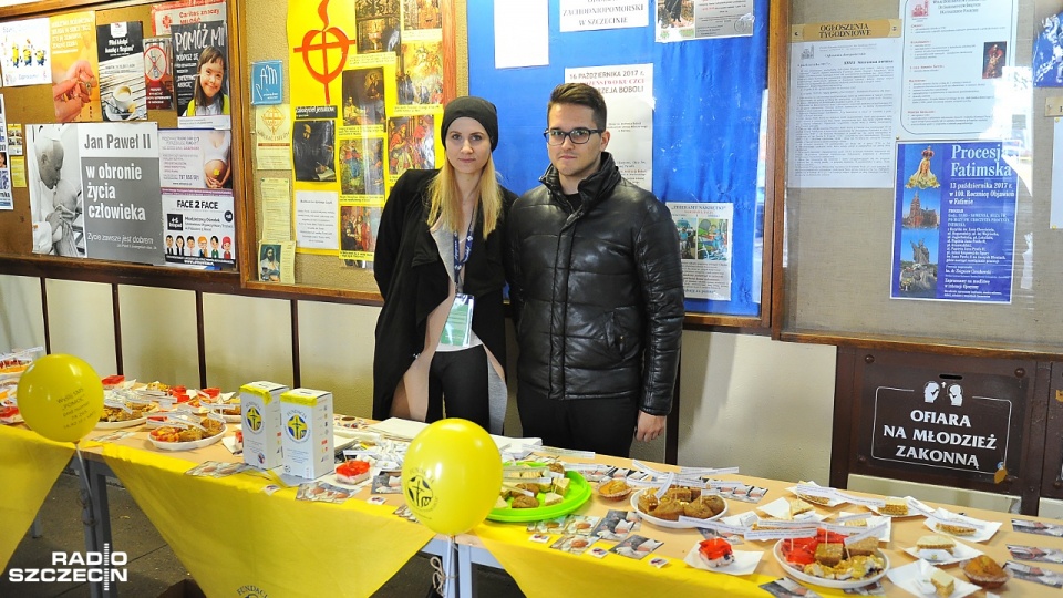 W niedzielę studenci w parafii jezuitów przy ul. Pocztowej przygotowali miasteczko rodzinne dla dzieci i kiermasz domowych ciast. Fot. Łukasz Szełemej [Radio Szczecin]