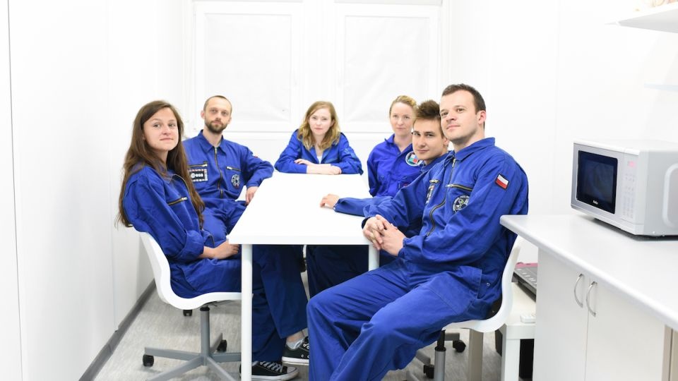 Astronauci misji Lunar Expedition 1 i ICAres-1 w kuchni. Fot. MonicaAlcazarDuarte/lunares.space.pl