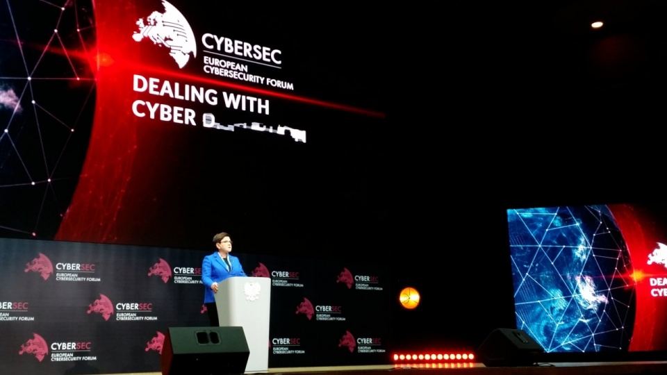 Podczas otwarcia europejskiego forum cyberbezpieczeństwa CYBERSEC Beata Szydło mówiła między innymi o przeciwdziałaniu atakom hakerskim przez jej rząd. Źródło fot. www.twitter.com/premierrp