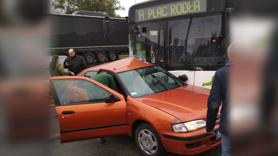 Samochód osobowy zderzył się z autobusem linii "A" na ulicy Kanał Parnicki w Szczecinie. Fot. Słuchacz Marek