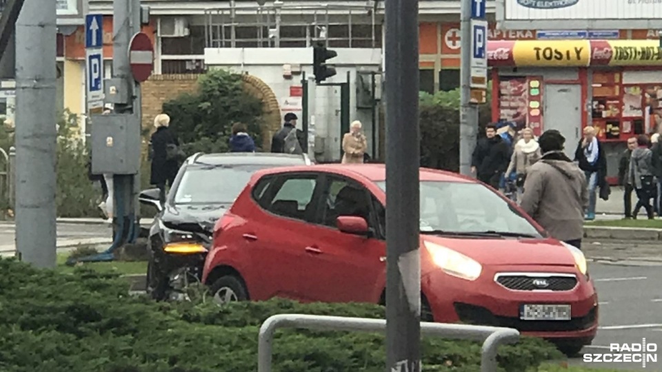 Stłuczka też na placu Rodła. Tam zderzyły się dwa auta. Fot. Tobiasz Madejski [Radio Szczecin]