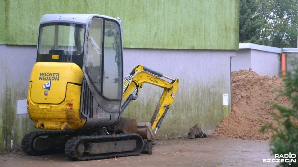 Służby czekają na saperów przy Szkole Podstawowej numer 8 w Kołobrzegu, którzy mają się zająć granatem wykopanym w środę przez pracowników budowlanych. Fot. Przemysław Polanin [Radio Szczecin]