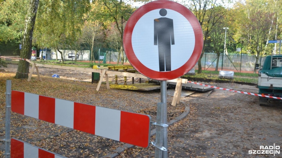 Prace trwają już przy miejscowych kortach tenisowych, a spacerowicze muszą liczyć się z zamykaniem kolejnych odcinków drogi. Fot. Przemysław Polanin [Radio Szczecin]