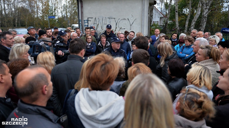 Już po spotkaniu z policjantami mieszkańcy nie kryli, że z dystansem podchodzą do obietnic. Cały czas są też pełni obaw o swoje bezpieczeństwo oraz sceptyczni wobec policyjnej akcji. Fot. Łukasz Szełemej [Radio Szczecin]