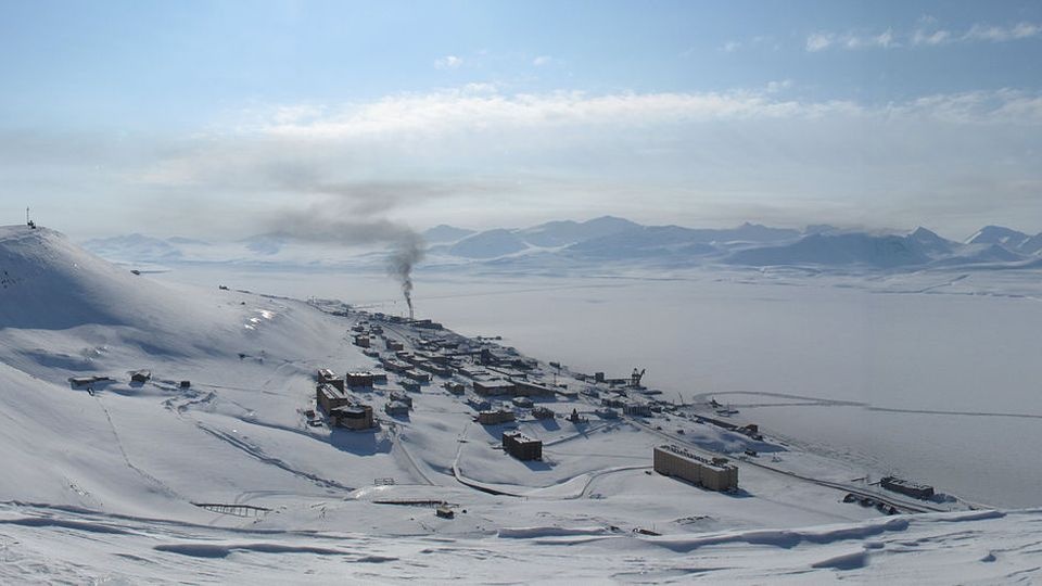 Śmigłowiec leciał z osady górniczej Pyramiden do zamieszkiwanego przez Rosjan i Ukraińców miasteczka Barentsburg. źródło: pl.wikipedia.org/wiki/Barentsburg