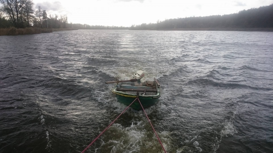 Wędkarza, który wybrał się łódką na ryby, podczas gdy wiatr wiał z siłą dziewięciu stopni w skali Beauforta, uratowali ratownicy szczecińskiego WOPR-u. Fot. Szczecińskie WOPR "Heyki", źródło: www.facebook.com/szczecinskiewoprheyki