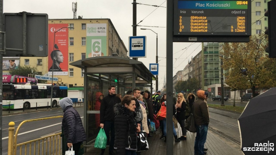 Szczecinianie jadą na Cmentarz Centralny. Fot. Radosław Jaczmiński [Radio Szczecin]