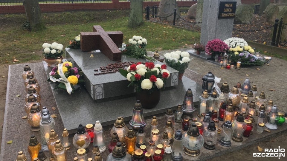 Przybywa tam zniczy i kwiatów, a jak mówili naszemu reporterowi mieszkańcy Stargardu - niespełna 10 miesięcy po śmierci prezydenta nie mogło ich zabraknąć w tym miejscu. Fot. Dawid Siwek [Radio Szczecin]