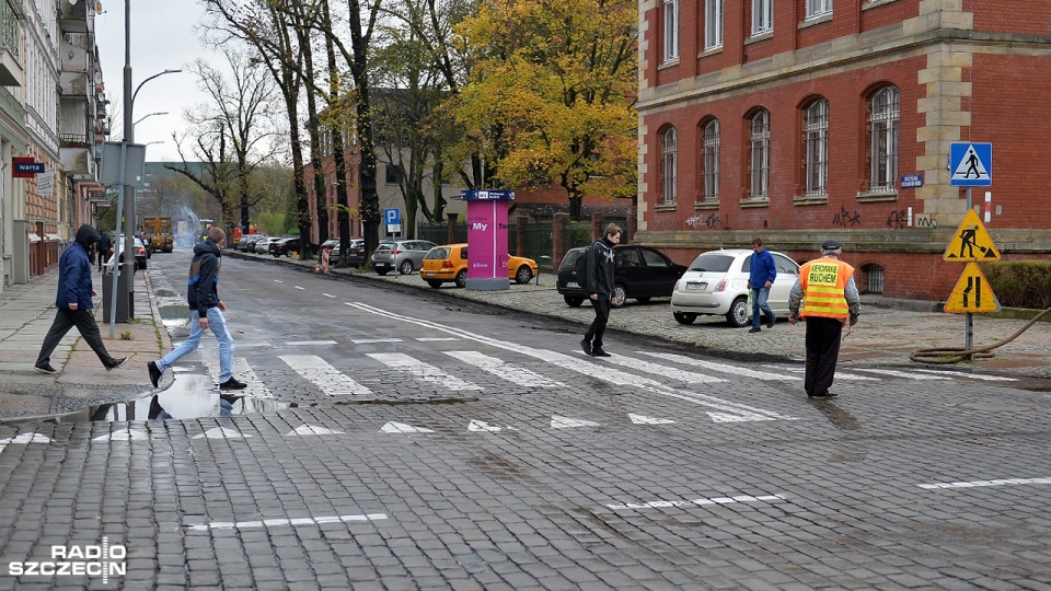 Planowane roboty drogowe polegają na frezowaniu odcinków między ulicą Wąską a aleją Jana Pawła II. Fot. Łukasz Szełemej [Radio Szczecin]