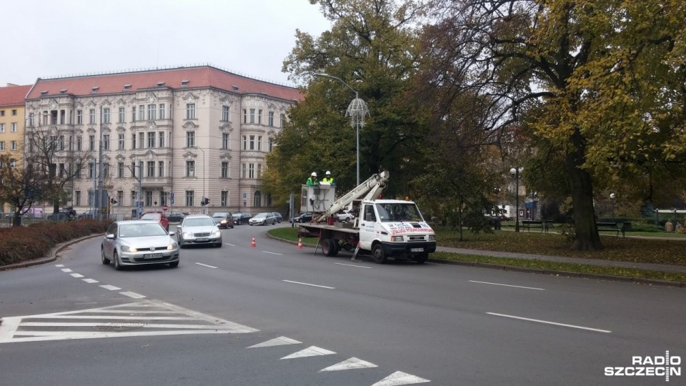 Montaż iluminacji świątecznych. Fot. Marek Borowiec [Radio Szczecin]