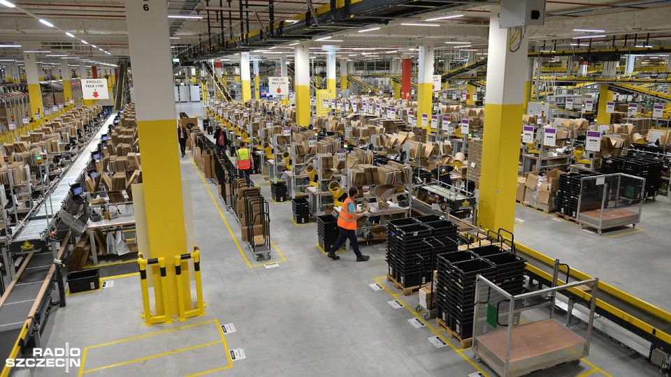 Amazon, czyli gigant sprzedaży internetowej, otworzył w środę swoje centrum logistyczne w podszczecińskim Kołbaskowie. Fot. Łukasz Szełemej [Radio Szczecin]