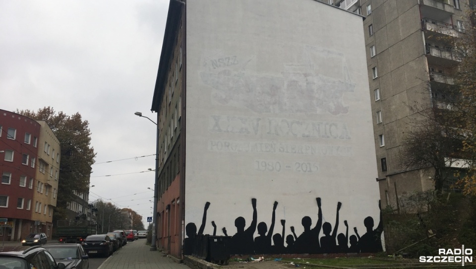 Mural poświęcony "Solidarności" i 35. rocznicy podpisania Porozumień Sierpniowych został częściowo zamalowany białą farbą. Fot. Andrzej Kutys [Radio Szczecin]