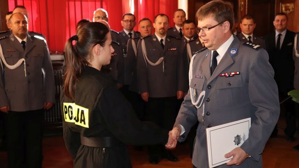 Ślubowanie nowo przyjętych policjantów oraz wręczenie medali, odznaczeń i aktów mianowania na wyższe stopnie dla wyróżnionych funkcjonariuszy. Fot. KWP Szczecin