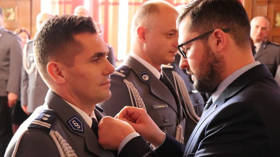 Ślubowanie nowo przyjętych policjantów oraz wręczenie medali, odznaczeń i aktów mianowania na wyższe stopnie dla wyróżnionych funkcjonariuszy. Fot. KWP Szczecin