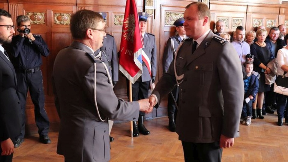 Ślubowanie nowo przyjętych policjantów oraz wręczenie medali, odznaczeń i aktów mianowania na wyższe stopnie dla wyróżnionych funkcjonariuszy. Fot. KWP Szczecin