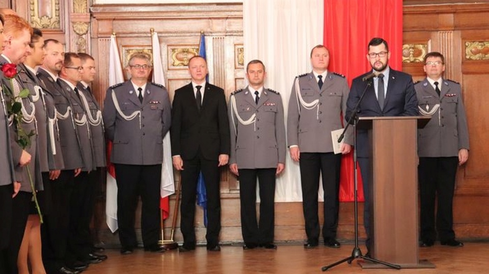 Ślubowanie nowo przyjętych policjantów oraz wręczenie medali, odznaczeń i aktów mianowania na wyższe stopnie dla wyróżnionych funkcjonariuszy. Fot. KWP Szczecin