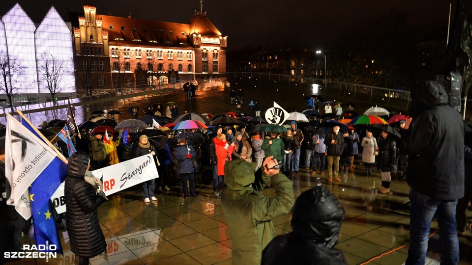 Protest na placu Solidarności w Szczecinie. Fot. Łukasz Szełemej [Radio Szczecin]
