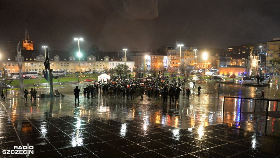 Protest na placu Solidarności w Szczecinie. Fot. Łukasz Szełemej [Radio Szczecin]