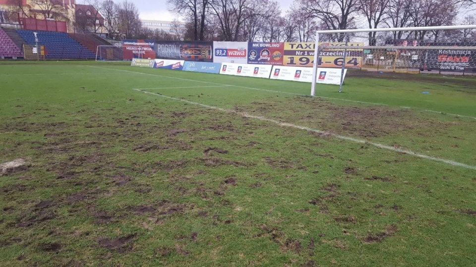 W efekcie w wielu miejscach murawa przypomina teraz grzęzawisko. Jak mówi Dariusz Sadowski z Urzędu Miasta, wkrótce rozpocznie się jej piaskowanie. Fot. Radosław Jaczmiński [Radio Szczecin]