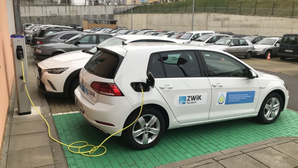 Jak informuje miejska spółka, Volkswagenami można przejechać do 300 kilometrów na jednym ładowaniu, a to wystarczy do przemieszczania się po Szczecinie. Fot. ZWiK