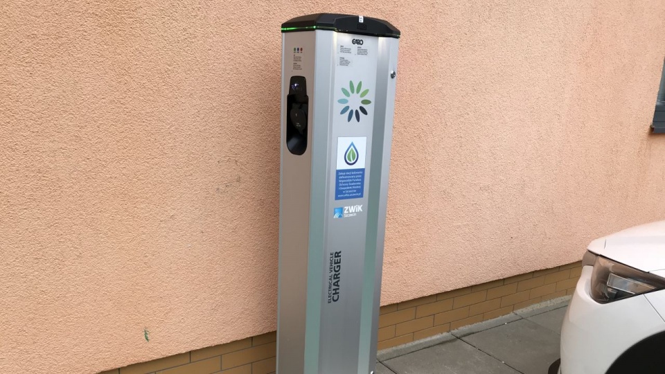 W ramach zakupów przy siedzibie spółki na ulicy Golisza, powstała też ładowarka do elektrycznych aut, oprócz urzędników, mogą z niej korzystać nieliczni kierowcy, którzy mają elektryczny samochód. Fot. ZWiK