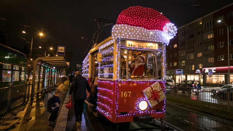 Świąteczny tramwaj wyjechał w środę na szczecińskie torowiska. Fot. Weronika Łyczywek [Radio Szczecin]