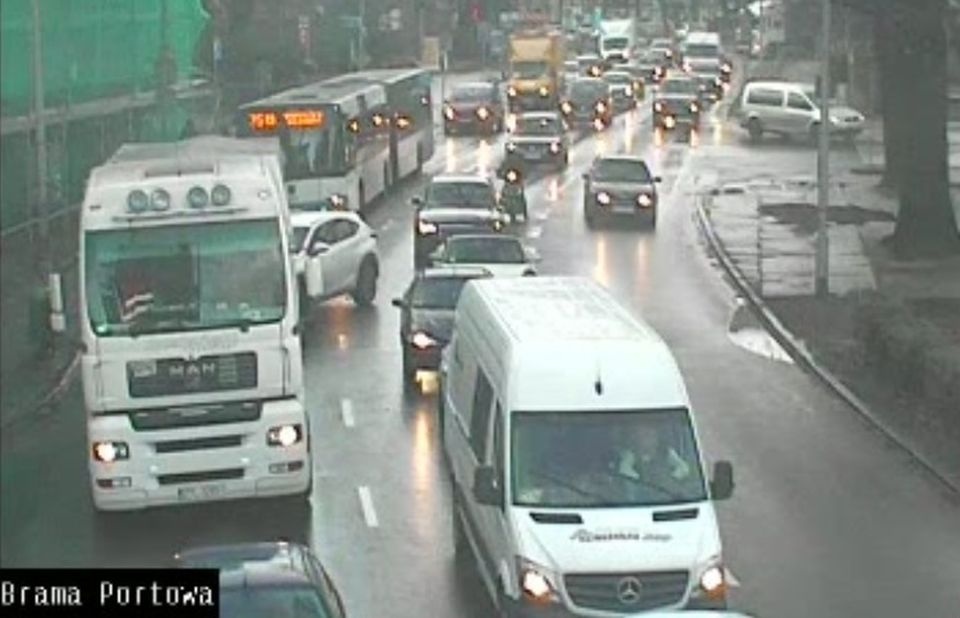Od Placu Zwycięstwa w kierunku Odry tworzą się korki. Fot. szr.szczecin.pl