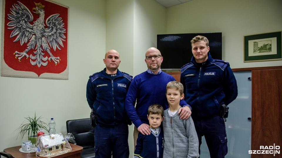 Dziś ojciec, który prosił o pomoc policjantów, podziękował im za interwencję. Ci natomiast przekonywali, że na tym polega ich praca. Fot. Olaf Nowicki [Radio Szczecin]