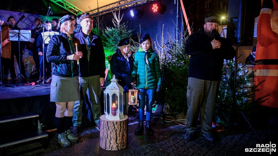 Betlejemskie Światło Pokoju dotarło do Szczecina. Symboliczne przekazanie odbyło się na Placu Lotników. Fot. Olaf Nowicki [Radio Szczecin]