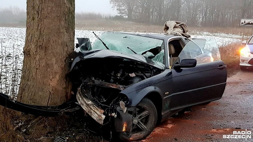 35-letni mężczyzna prowadząc BMW na prostym odcinku drogi stracił panowanie nad kierownicą i uderzył w drzewo. Fot. Przemysław Polanin [Radio Szczecin]