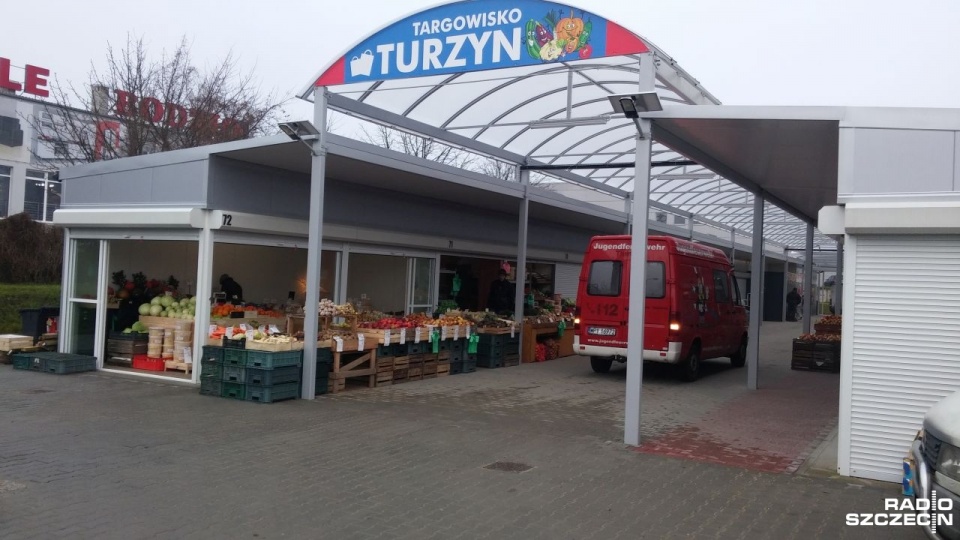 Dawny hurt przy Turzynie zmienił więc swoje oblicze, choć nie wszyscy jeszcze przenieśli swoje stoiska i nadal sprzedają w rozsypujących się budach. Fot. Marek Borowiec [Radio Szczecin]