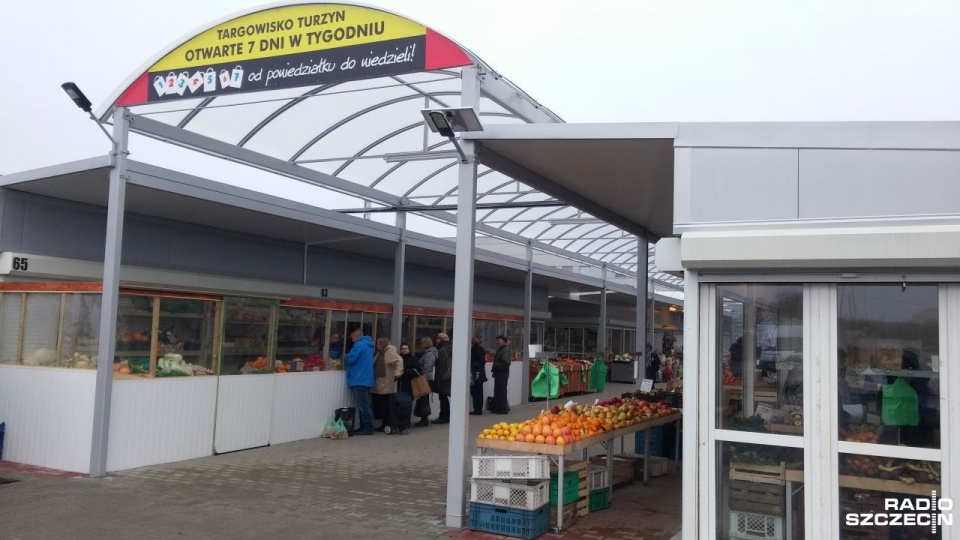 Dawny hurt przy Turzynie zmienił więc swoje oblicze, choć nie wszyscy jeszcze przenieśli swoje stoiska i nadal sprzedają w rozsypujących się budach. Fot. Marek Borowiec [Radio Szczecin]