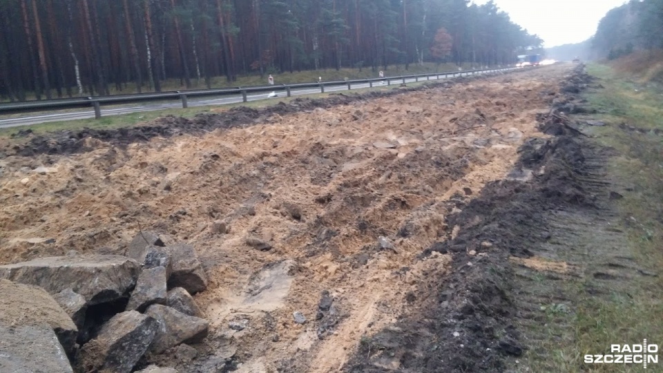 Z odcinka podszczecińskiej autostrady A6, między zjazdem na Dąbie, znikają pokruszone wcześniej betonowe płyty. Fot. Marek Borowiec [Radio Szczecin]