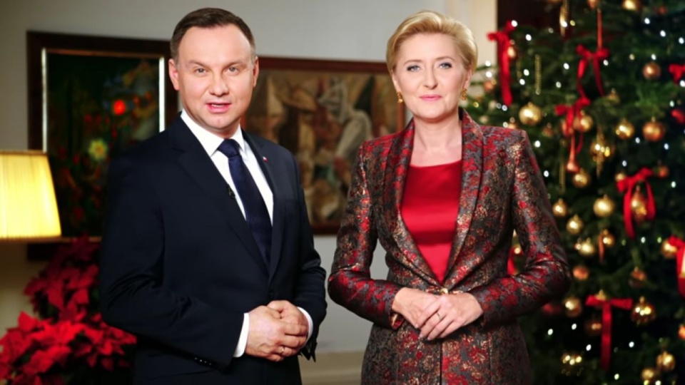 Andrzej Duda życzy wszystkim Polakom przebywającym w kraju i za granicą serdeczności przy łamaniu się opłatkiem i rodzinnej atmosfery przy wigilijnym stole. źródło: Kancelaria Prezydenta RP